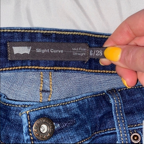 Women’s Mid Rise Straight Levi Jeans - Picture 4 of 4